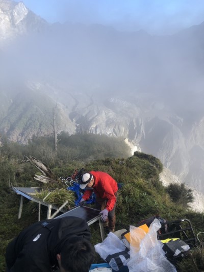 強化堰塞湖監測預警功能，林業保育署增設微地動儀。 